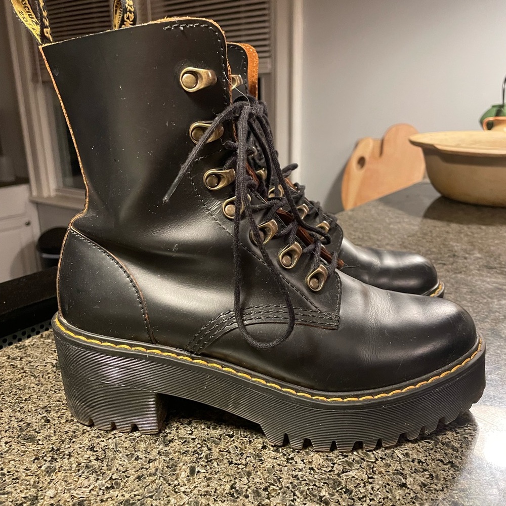 Dr. Martens Leona Boot